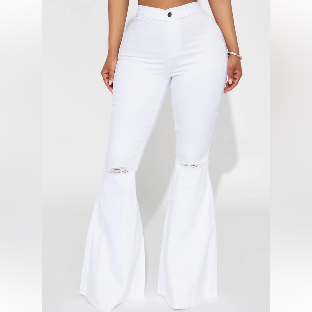 Fashion Nova Mystery Solved Extreme Bell Bottom Jeans white- NWT